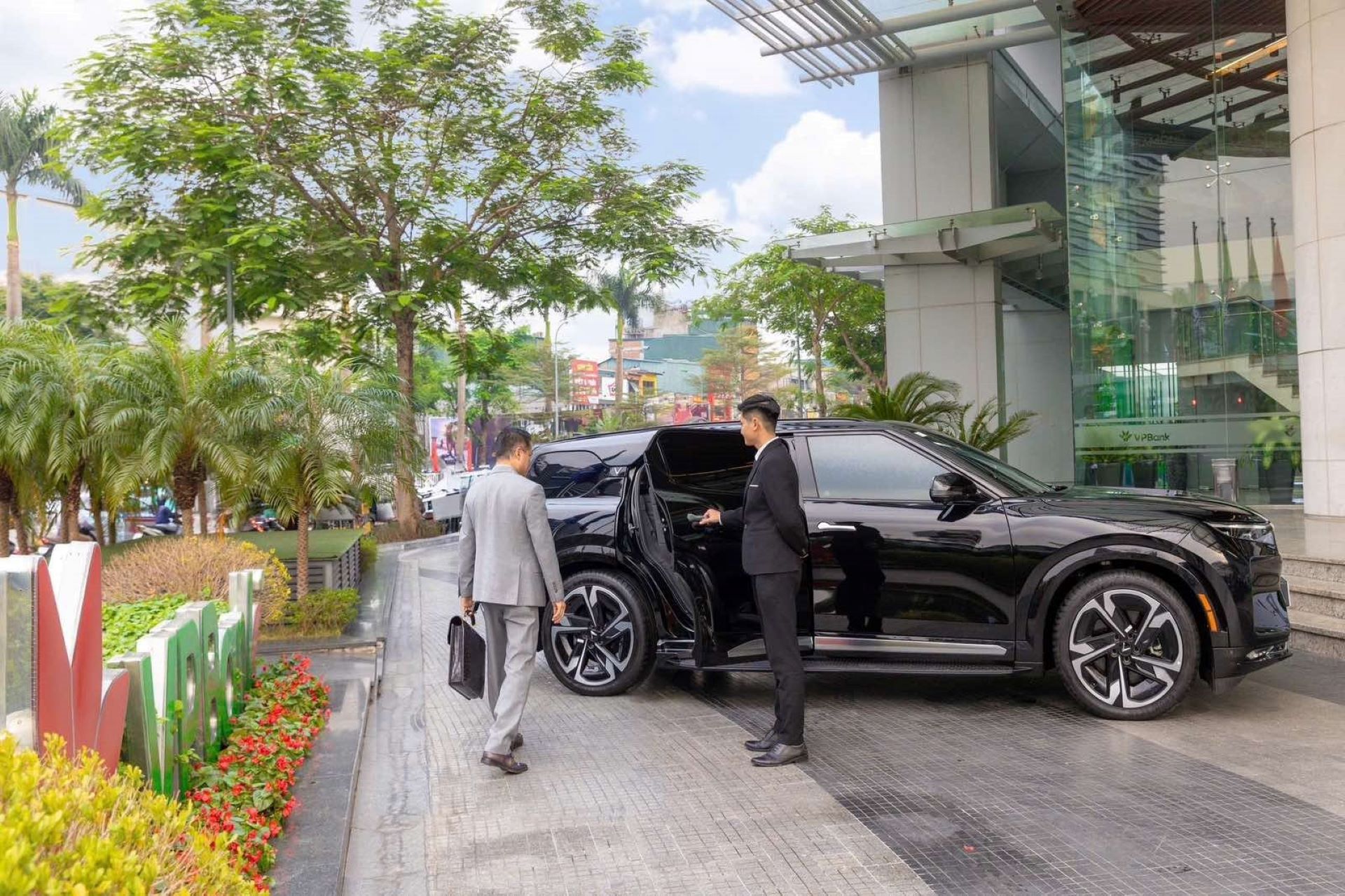 Ông Ngô Chí Dũng, Chủ tịch HĐQT Ngân hàng Thương mại Cổ phần Việt Nam Thịnh Vượng (VPBank) lựa chọn chiếc VF 9 làm phương tiện di chuyển